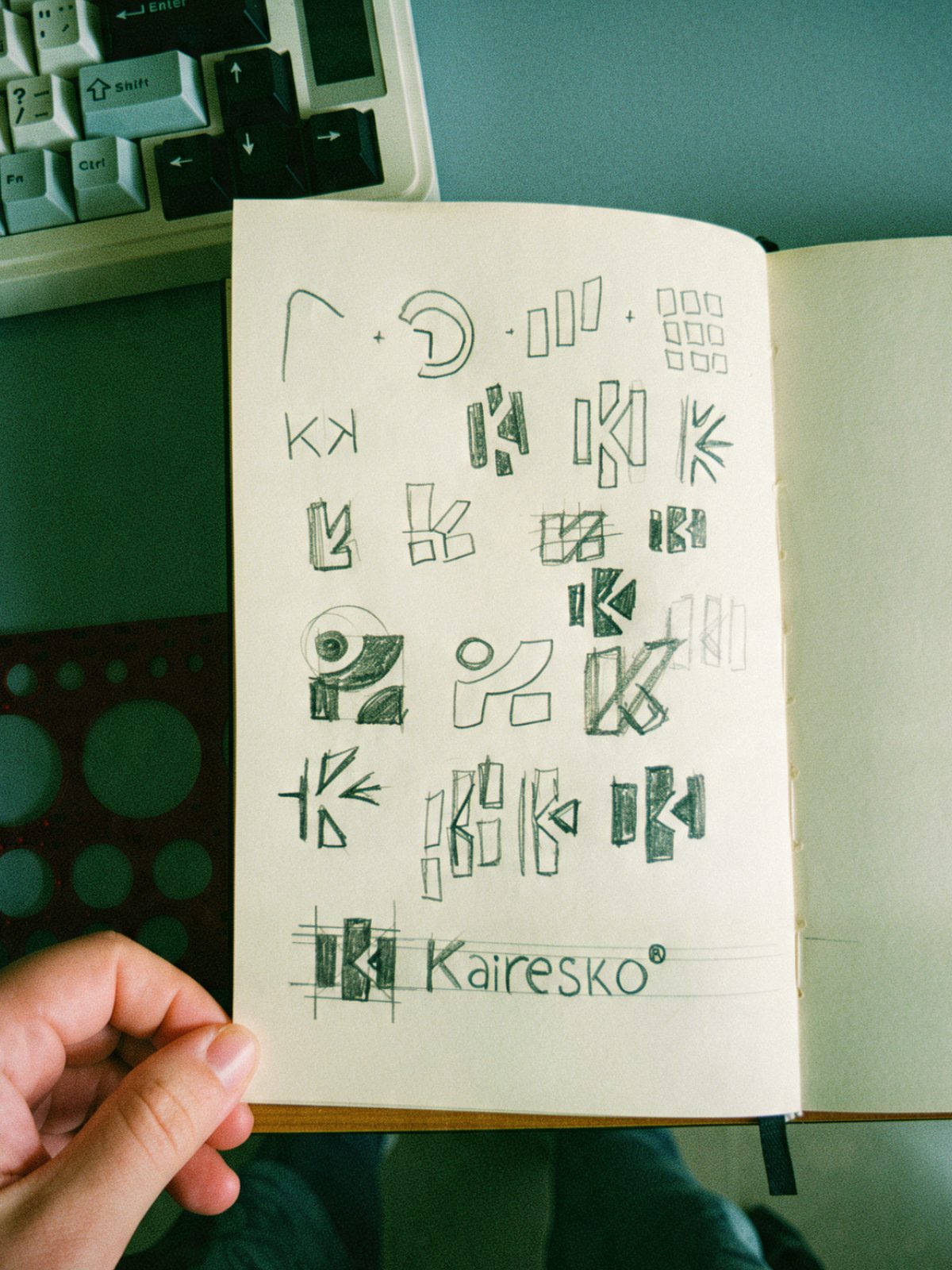 Libreta abierta con la exploración del signo marcario de Kairesko